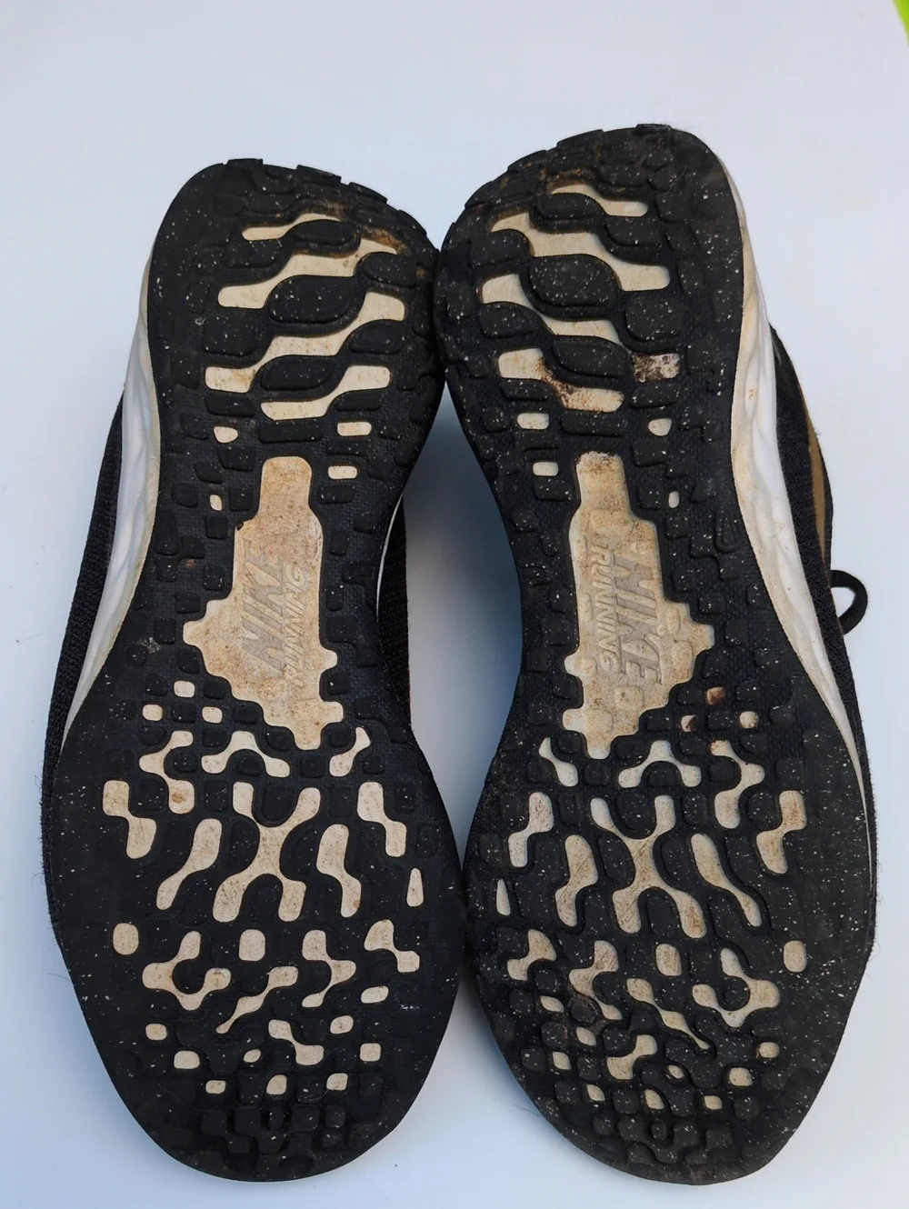 Nike revolution black